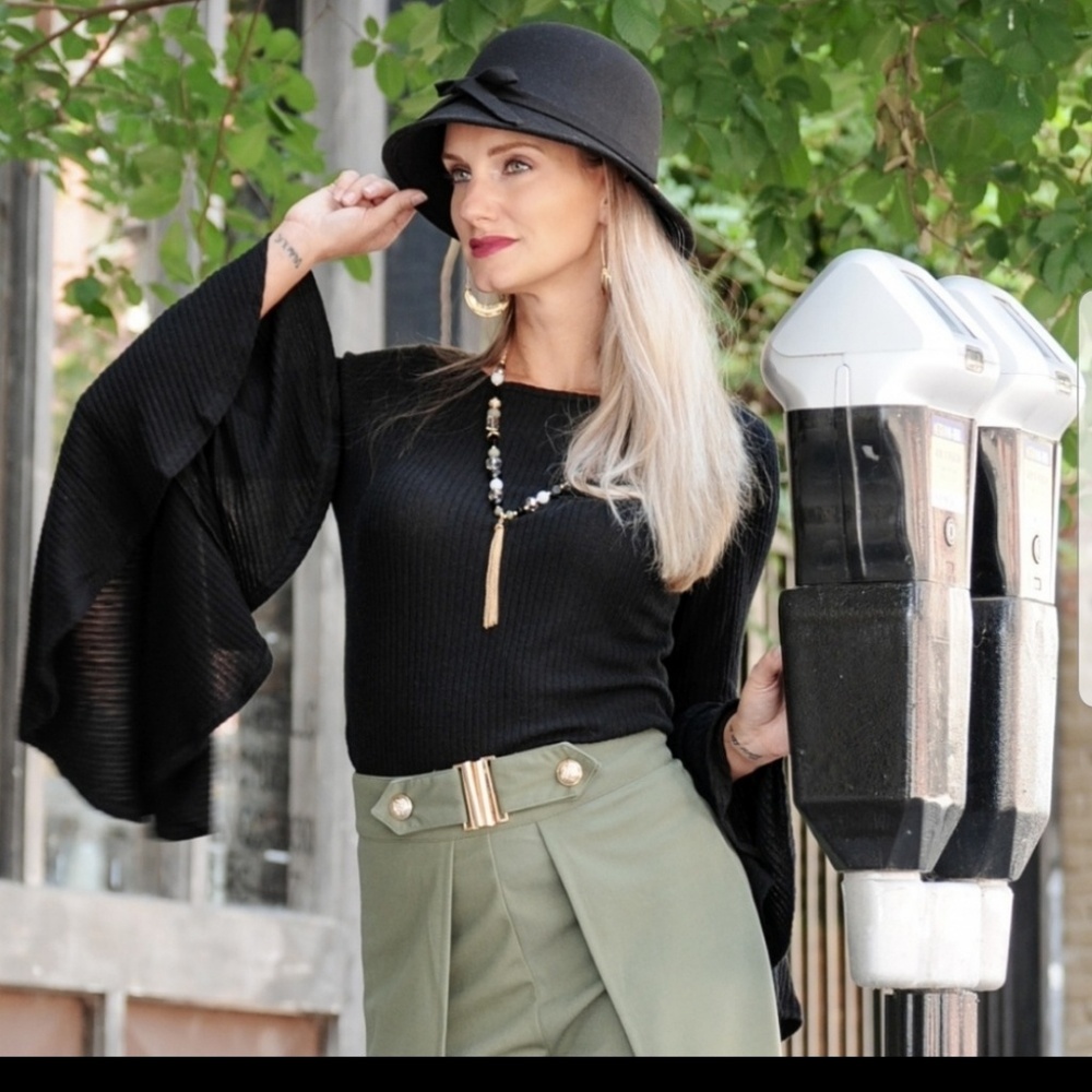 Amazing Bell sleeve sweater - Picture 3 of 4